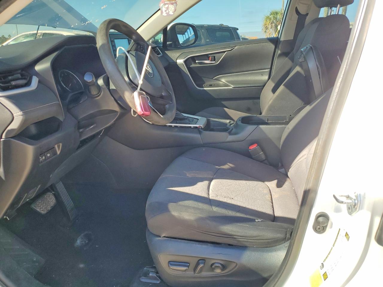 2021 TOYOTA RAV4 XLE photo 19