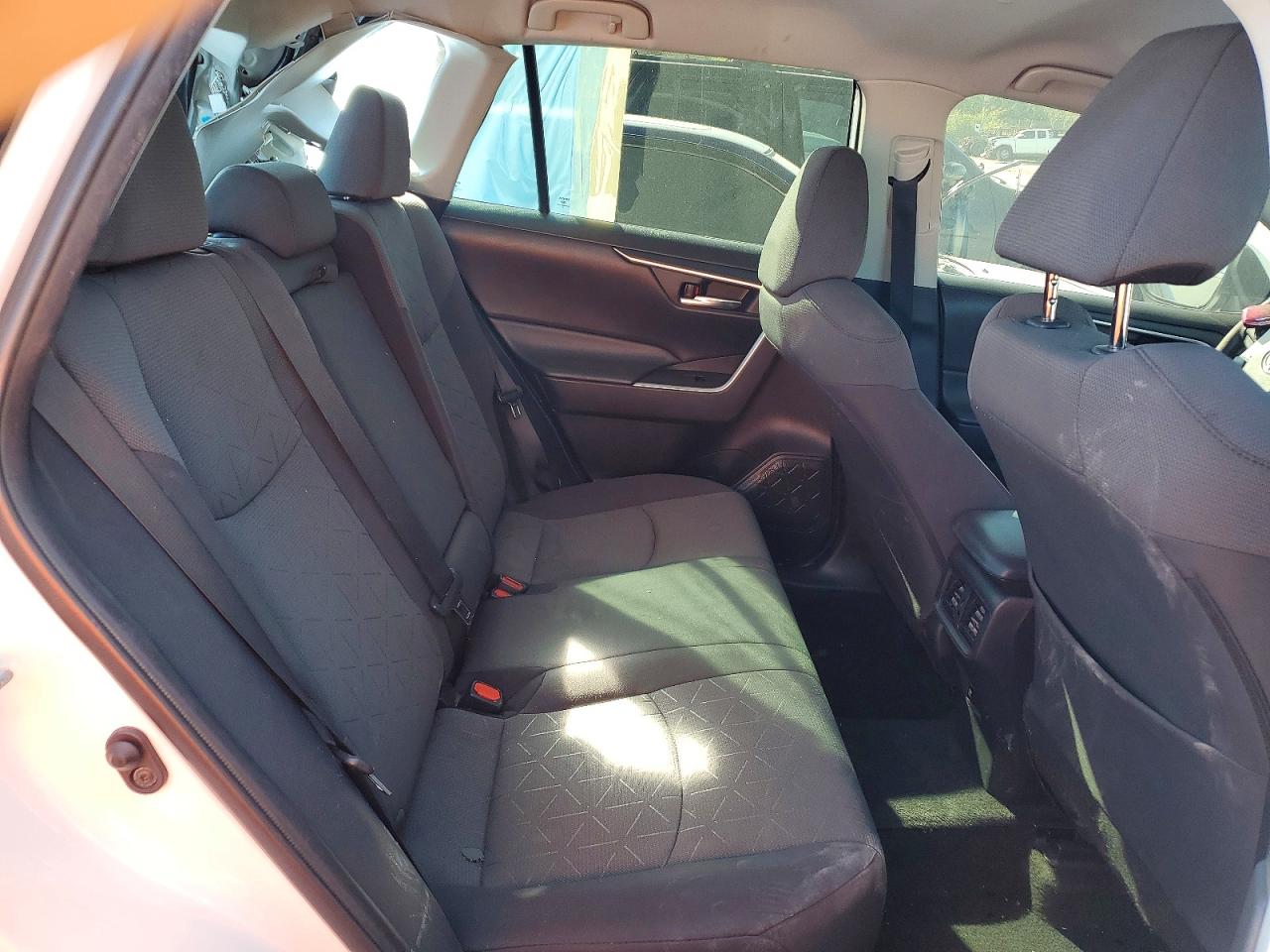 2021 TOYOTA RAV4 XLE photo 28