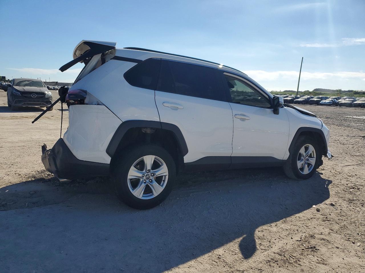 2021 TOYOTA RAV4 XLE photo 7