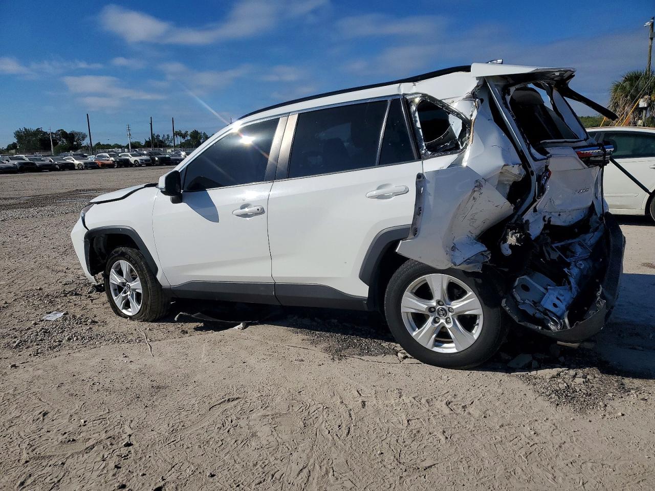 2021 TOYOTA RAV4 XLE photo 4