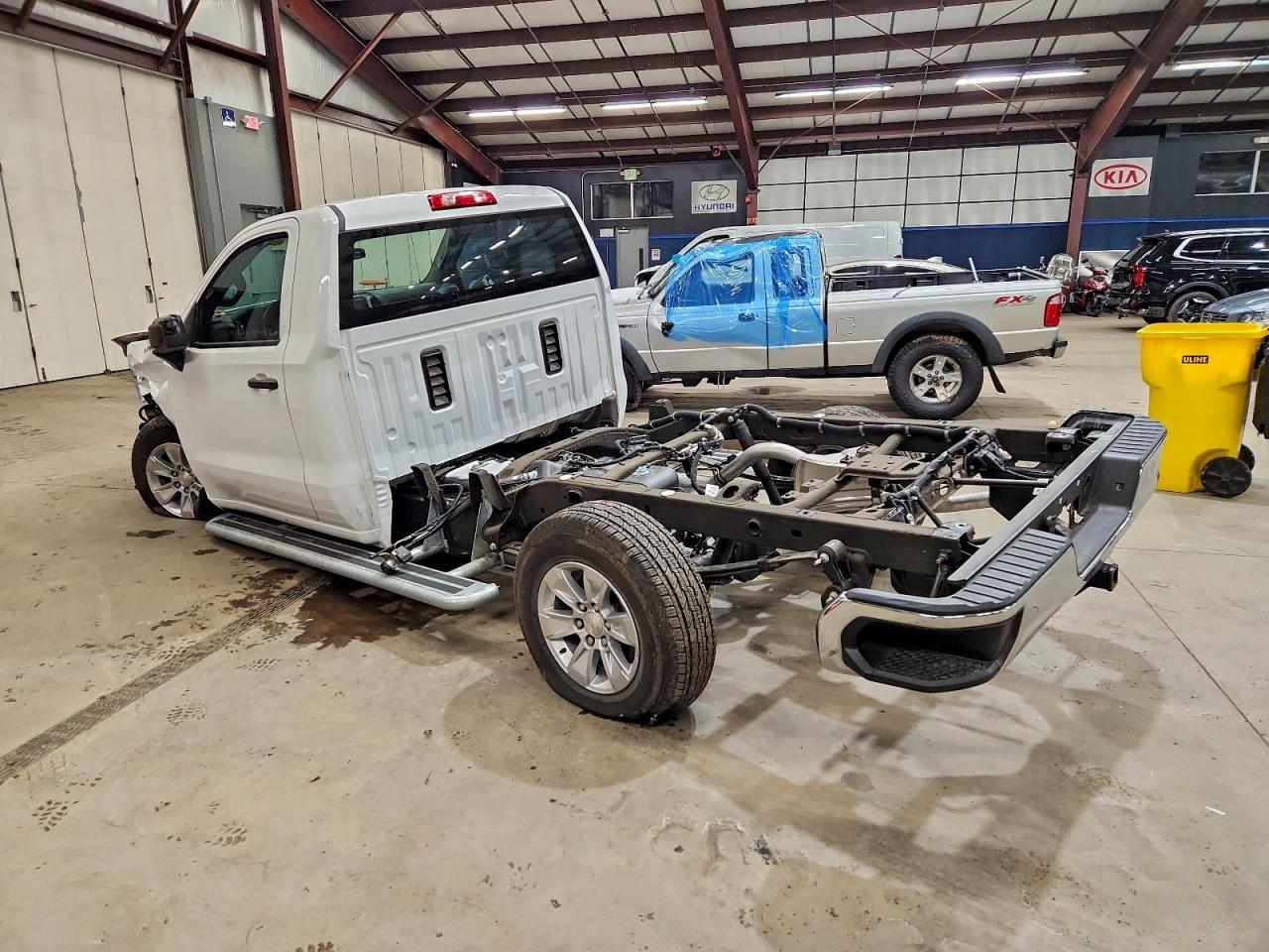 2025 CHEVROLET SILVERADO C1500 photo 2