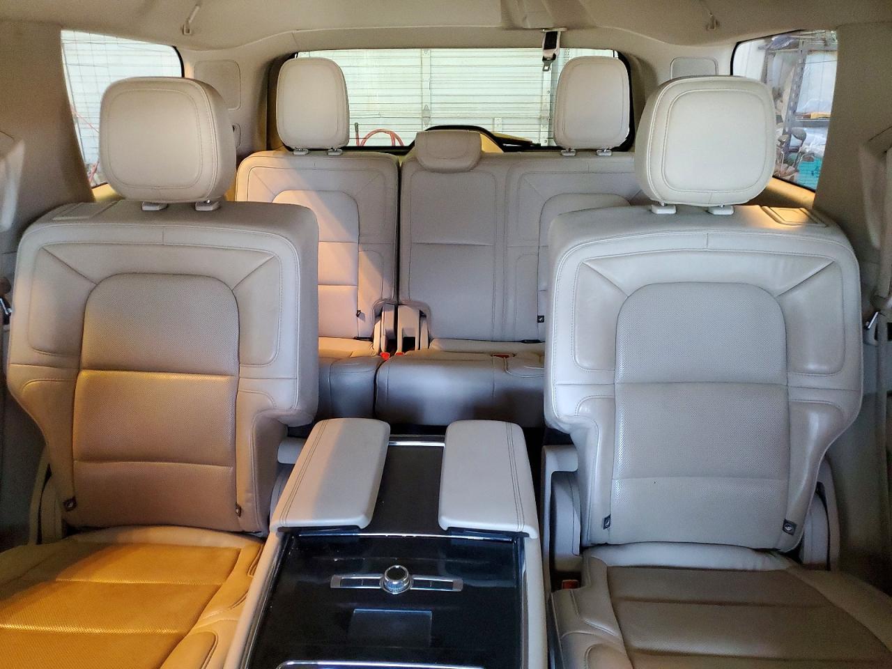 2018 LINCOLN NAVIGATOR RESERVE photo 10
