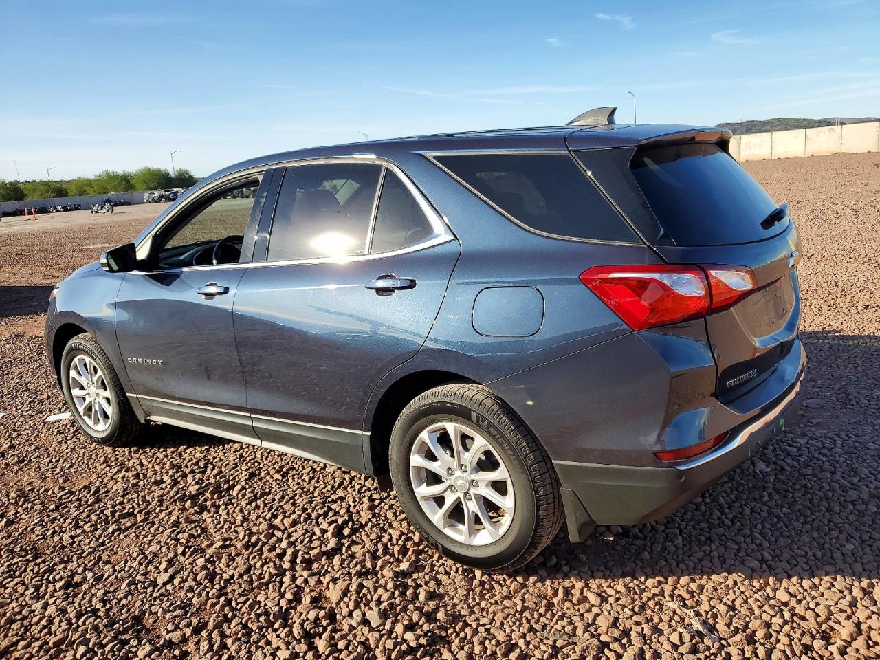 2018 CHEVROLET EQUINOX LT photo 2