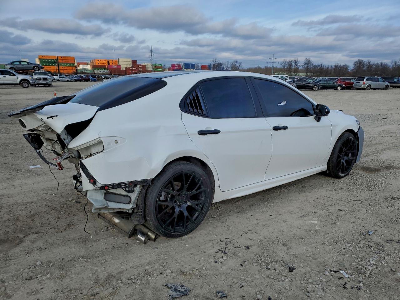 2018 TOYOTA CAMRY L photo 3