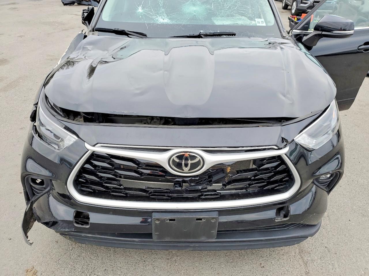 2022 TOYOTA HIGHLANDER XLE photo 23