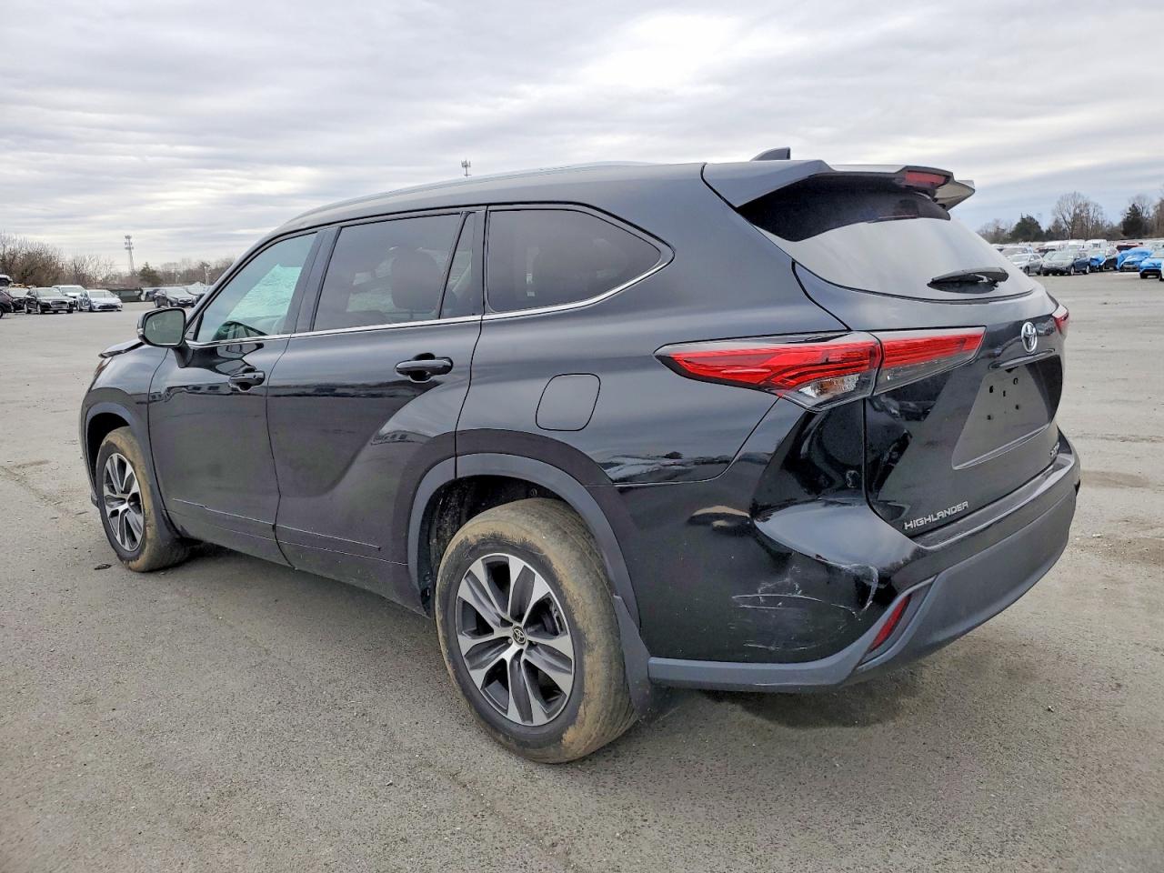2022 TOYOTA HIGHLANDER XLE photo 3