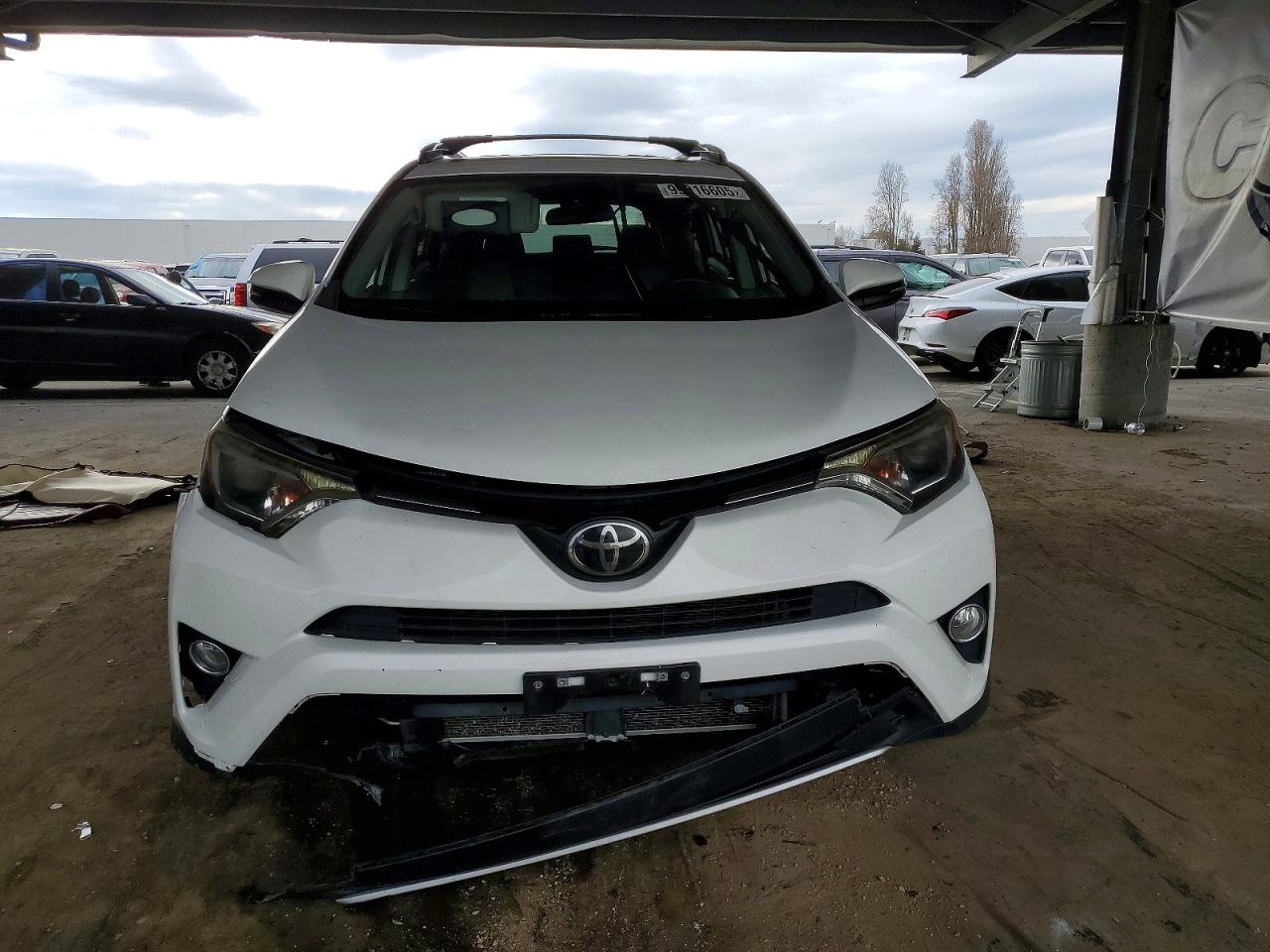 2017 TOYOTA RAV4 XLE photo 5