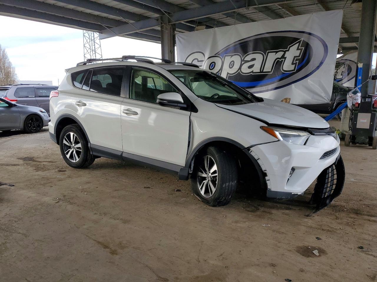 2017 TOYOTA RAV4 XLE photo 4