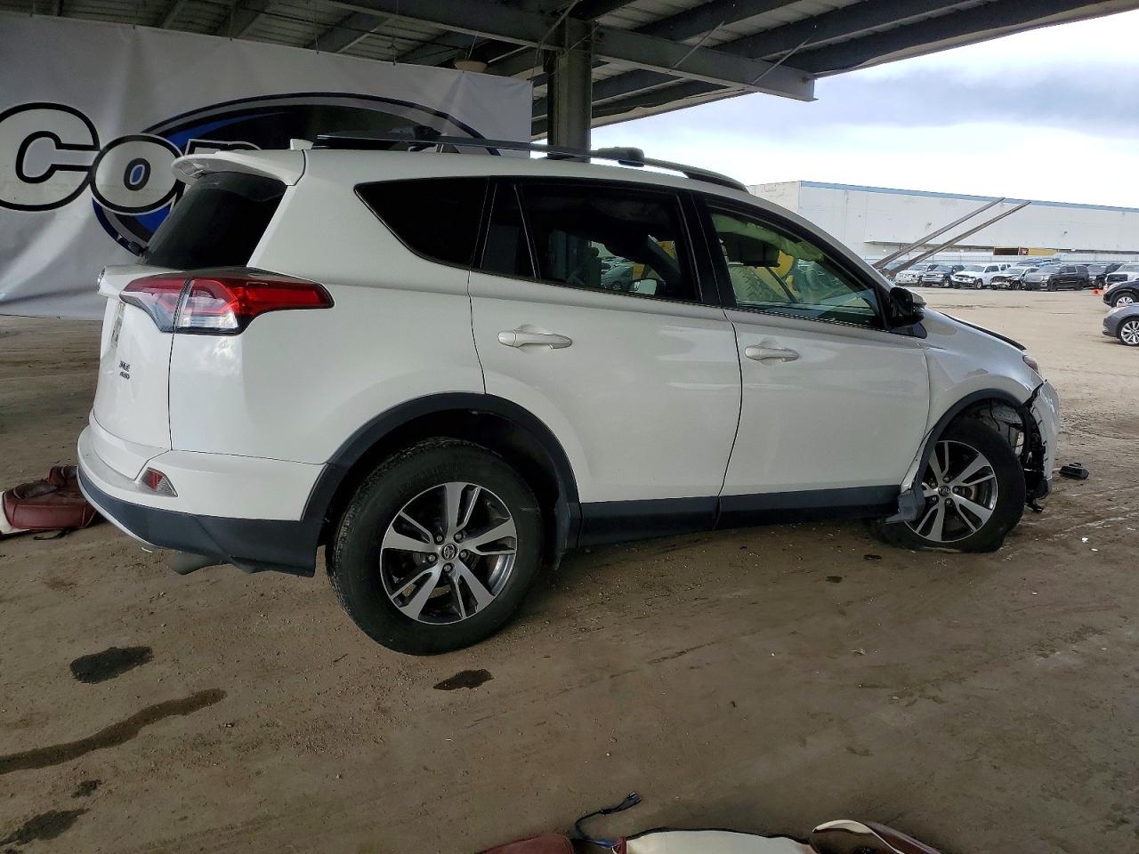 2017 TOYOTA RAV4 XLE photo 3
