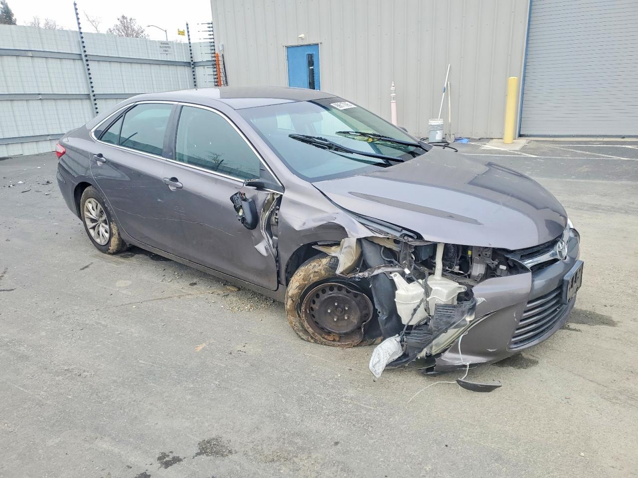 2015 TOYOTA CAMRY LE photo 4