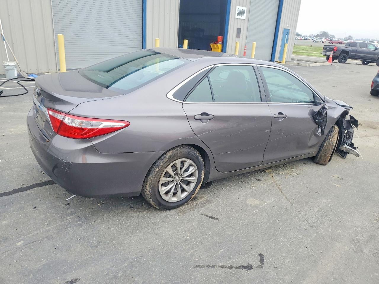 2015 TOYOTA CAMRY LE photo 3