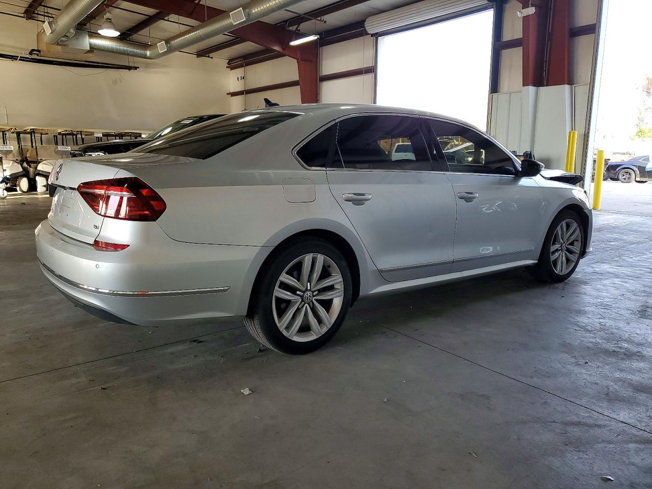 2017 VOLKSWAGEN PASSAT SE photo 3