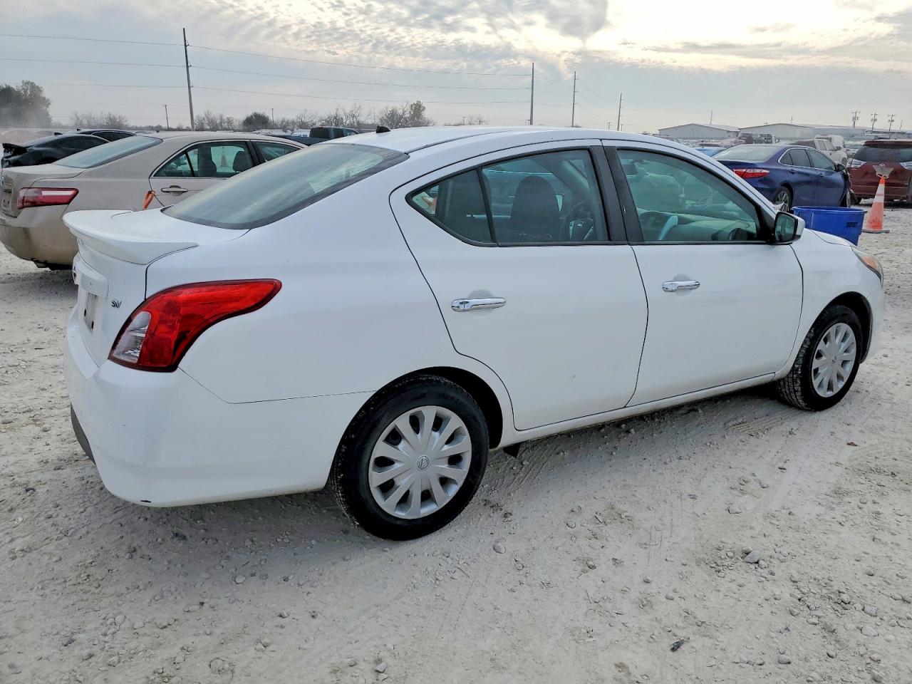 2019 NISSAN VERSA S photo 3