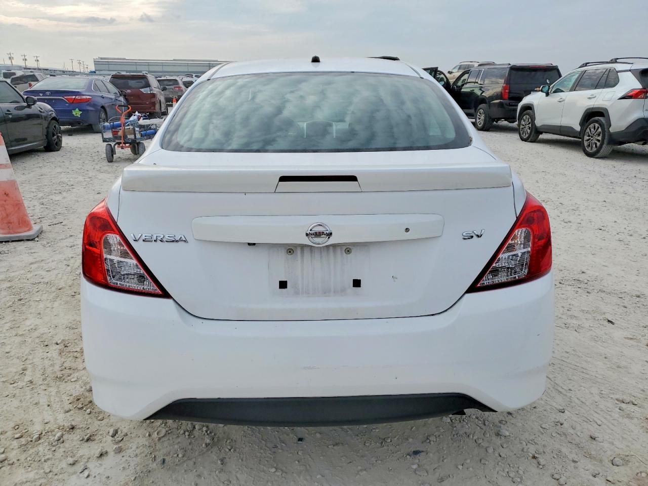 2019 NISSAN VERSA S photo 6