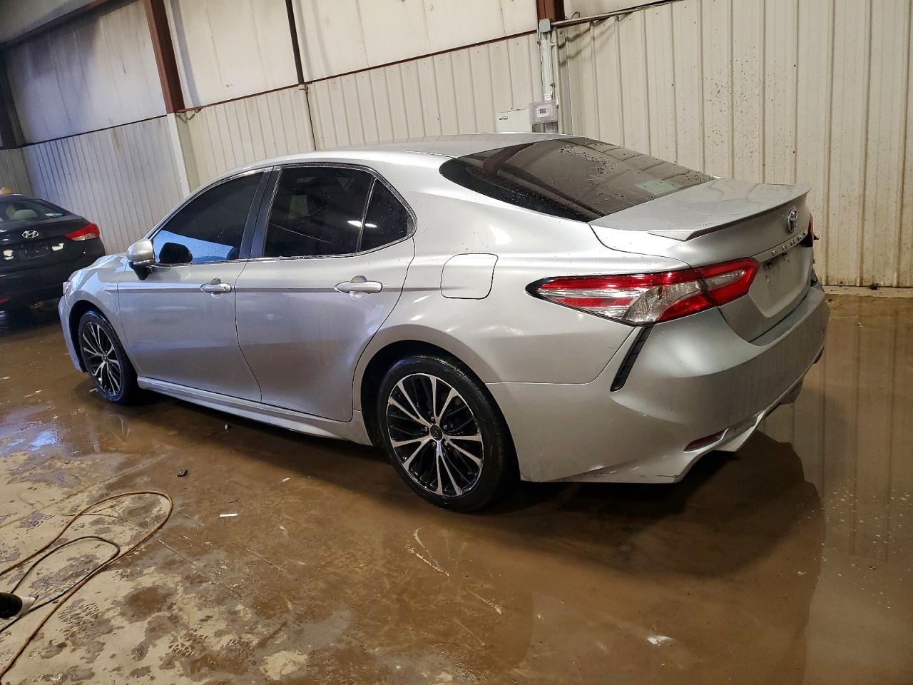 2018 TOYOTA CAMRY L photo 2