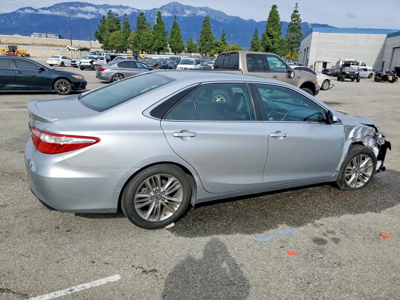 2016 TOYOTA CAMRY LE photo 3