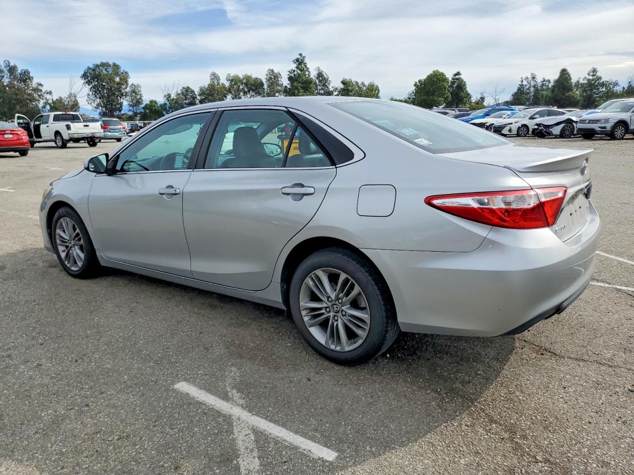 2016 TOYOTA CAMRY LE photo 2