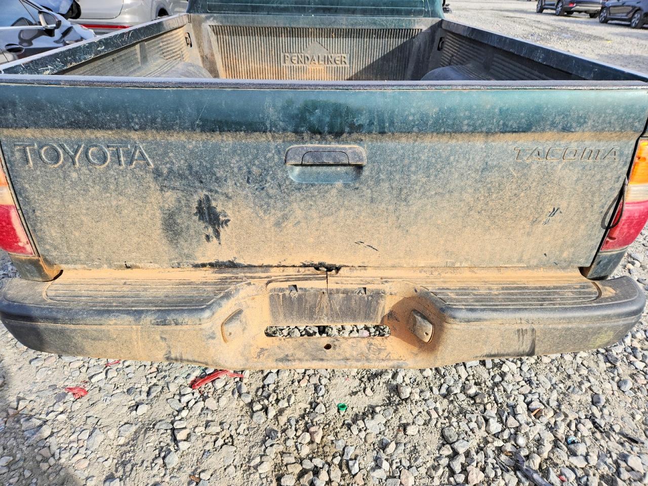 2002 TOYOTA TACOMA photo 19