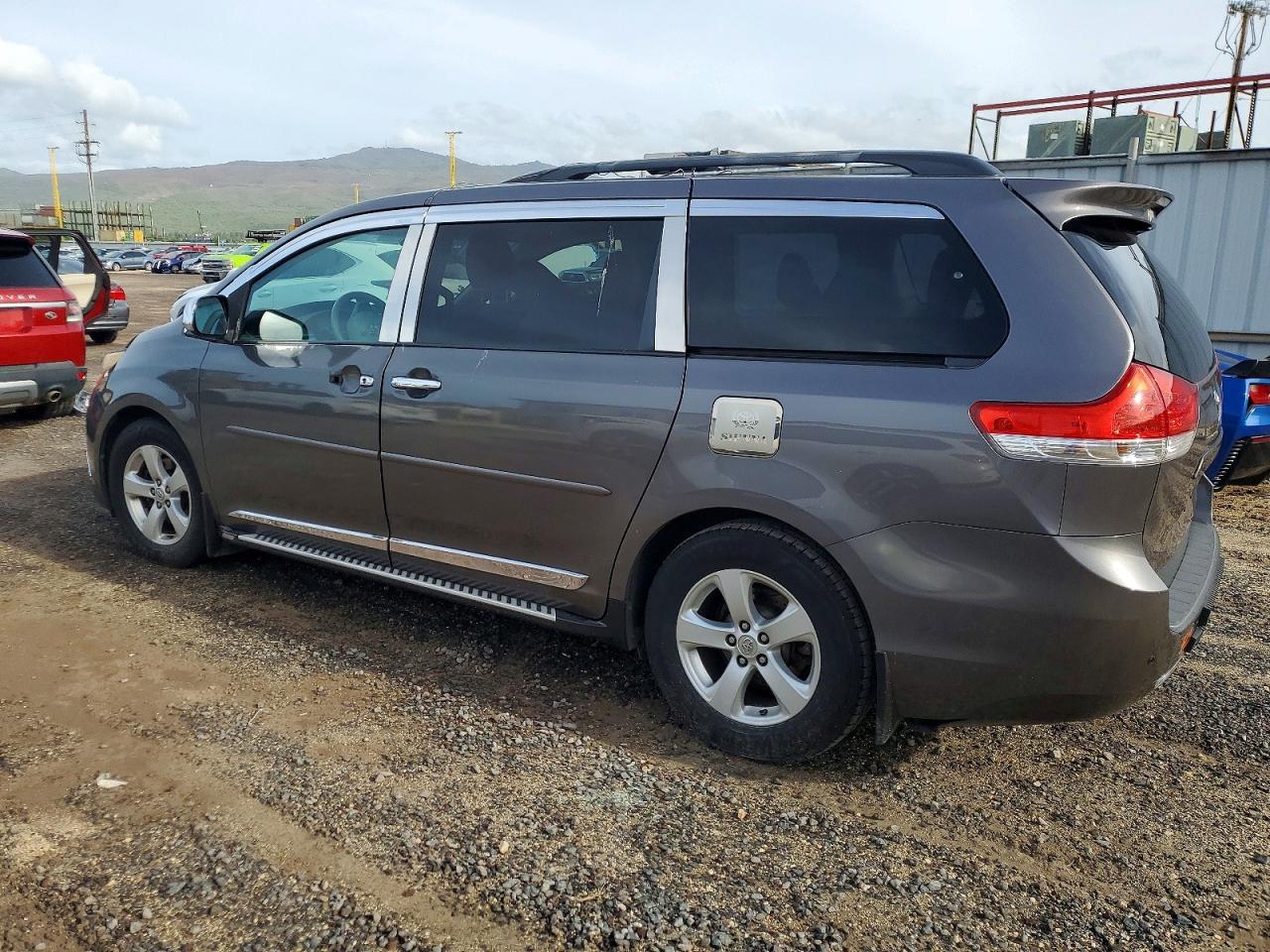 2013 TOYOTA SIENNA photo 2