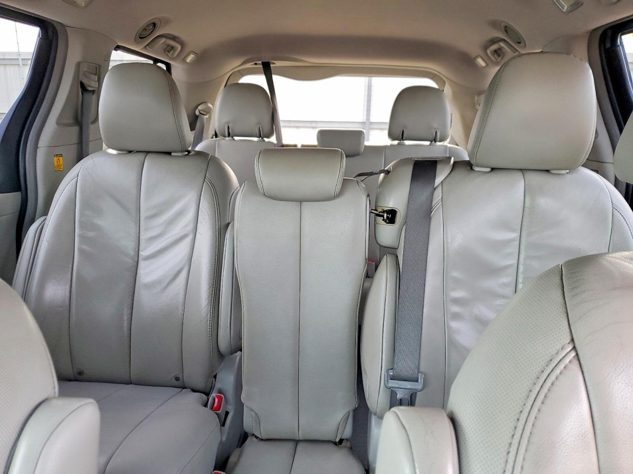 2013 TOYOTA SIENNA photo 11