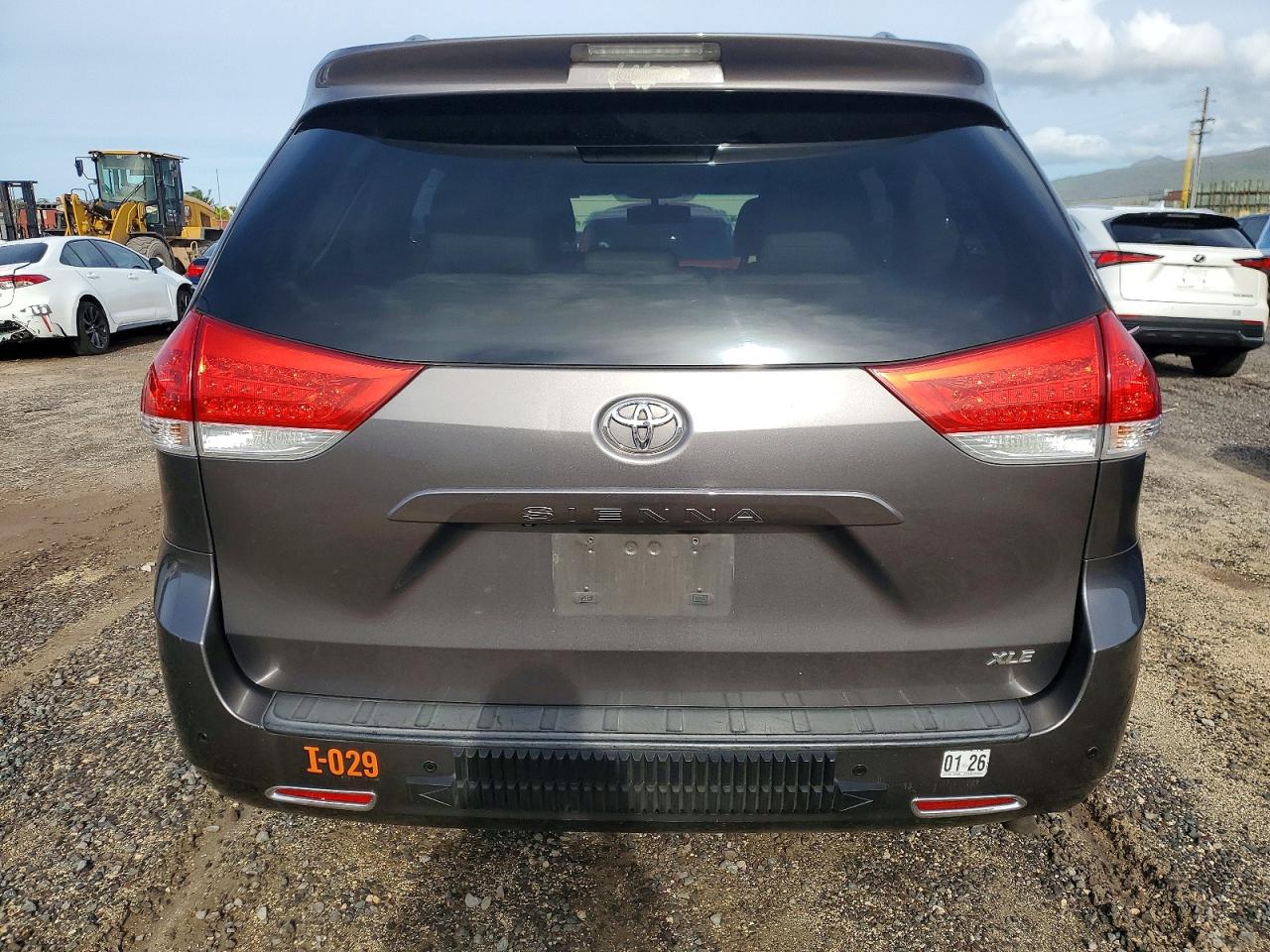 2013 TOYOTA SIENNA photo 6