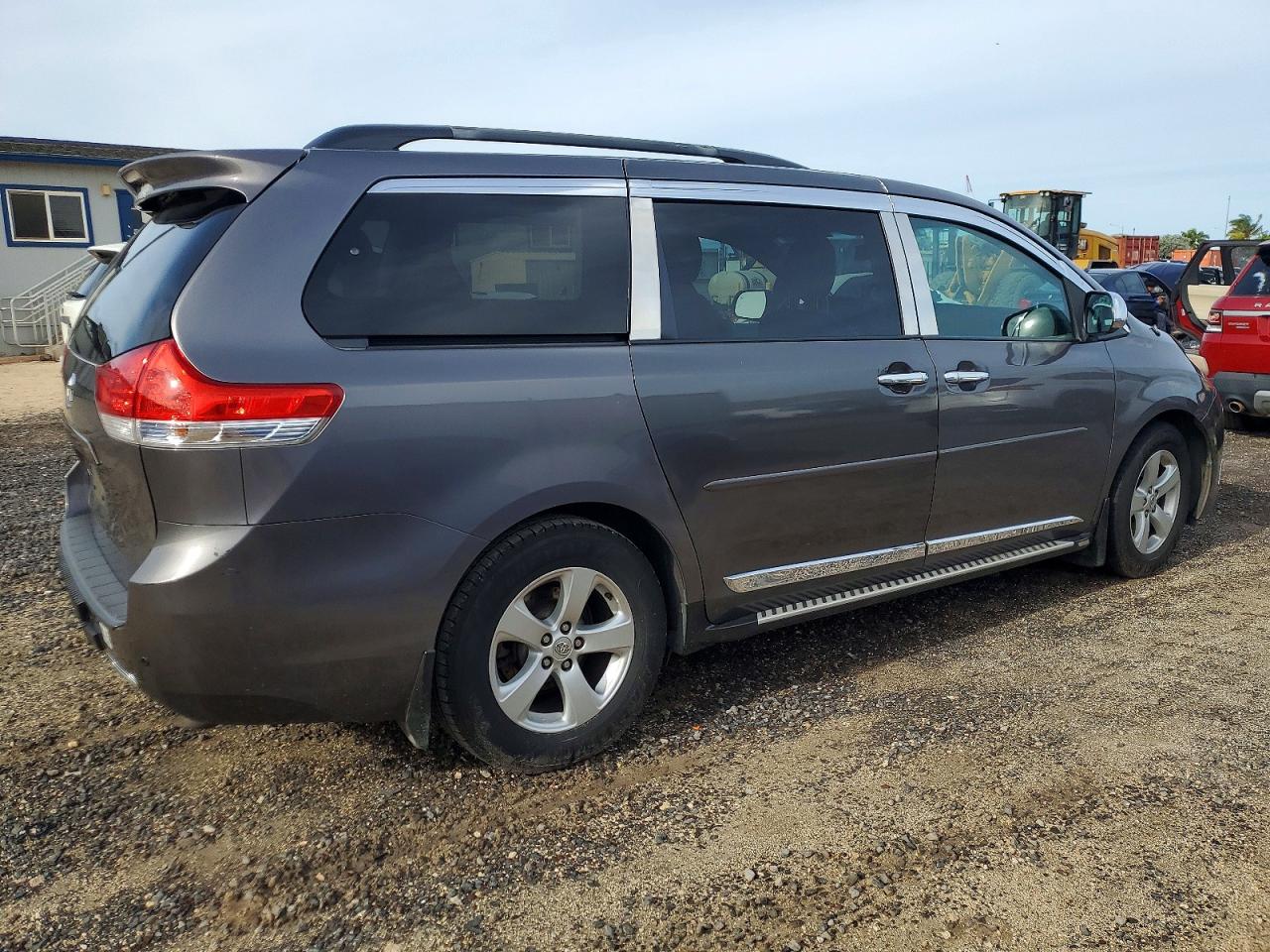 2013 TOYOTA SIENNA photo 3