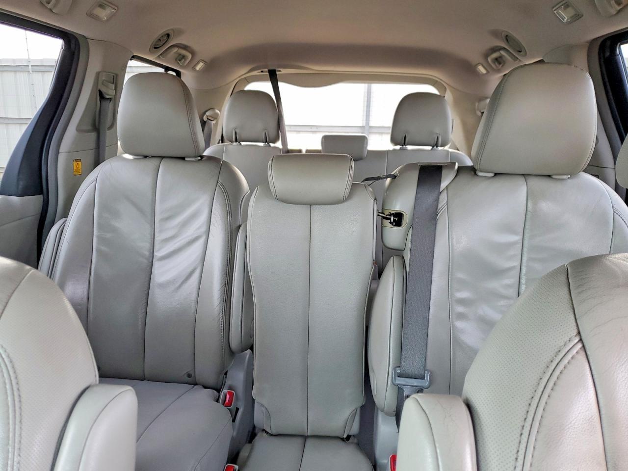 2013 TOYOTA SIENNA photo 10