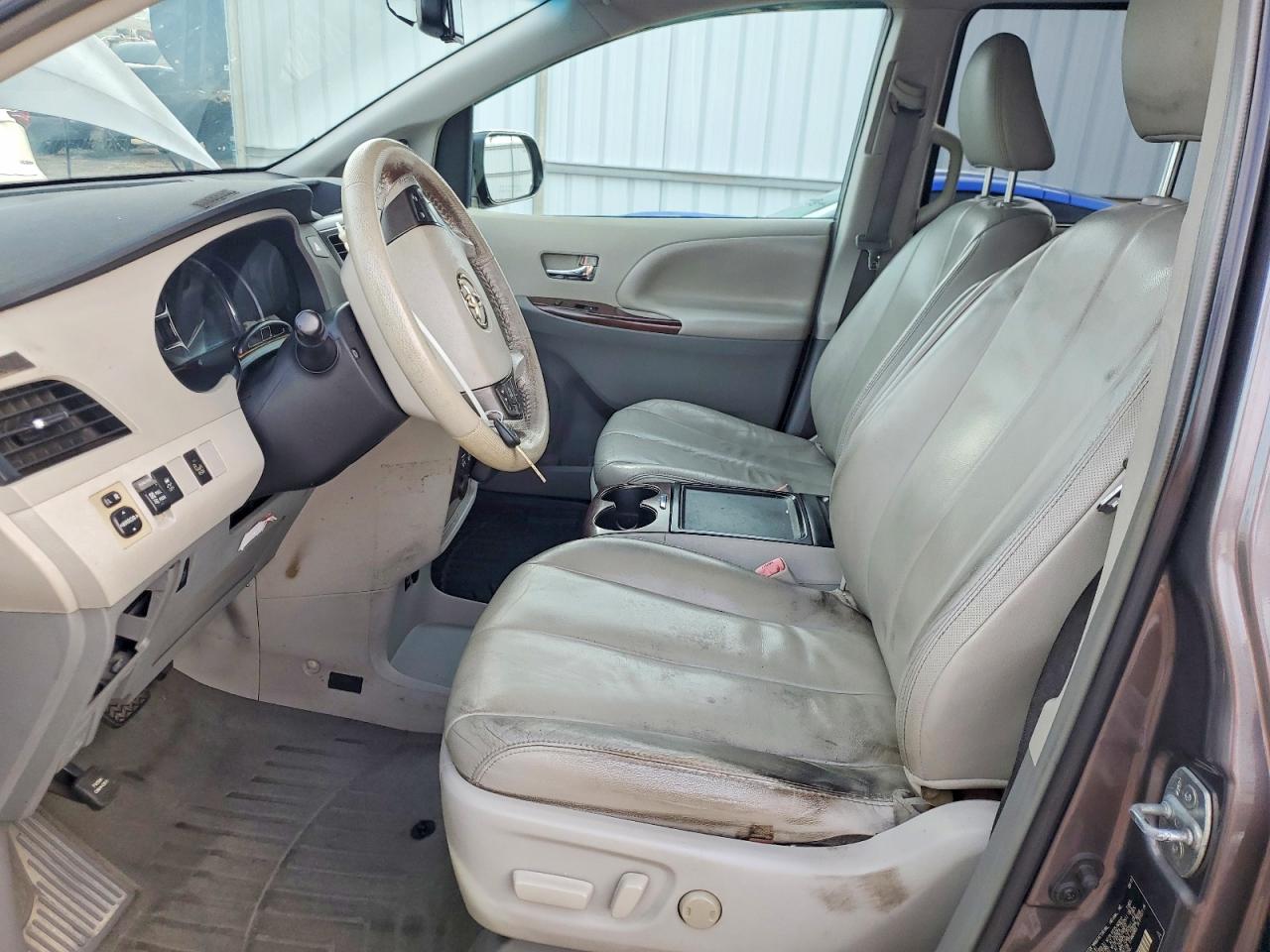 2013 TOYOTA SIENNA photo 7