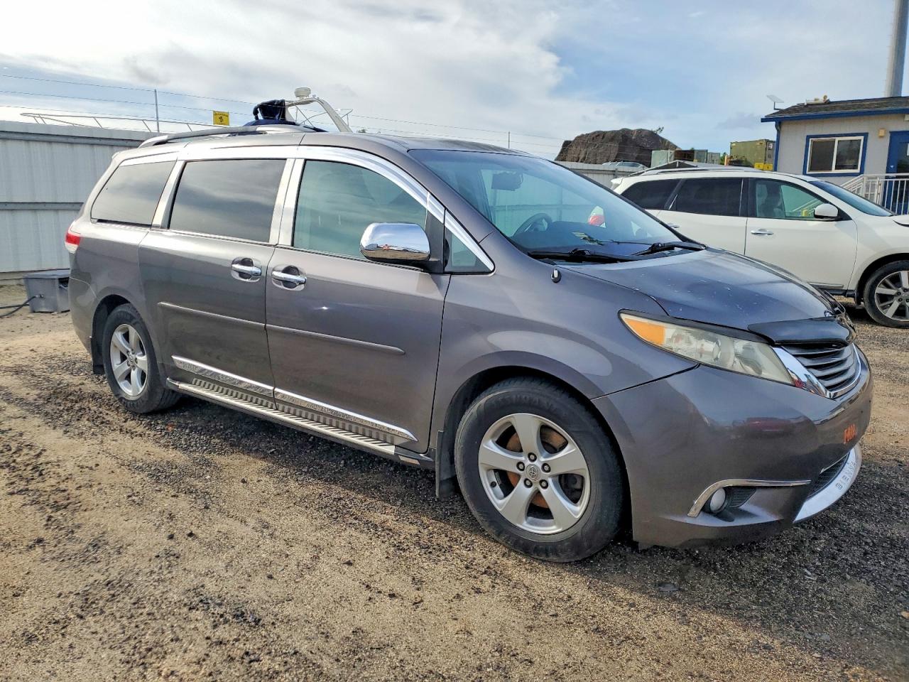 2013 TOYOTA SIENNA photo 4