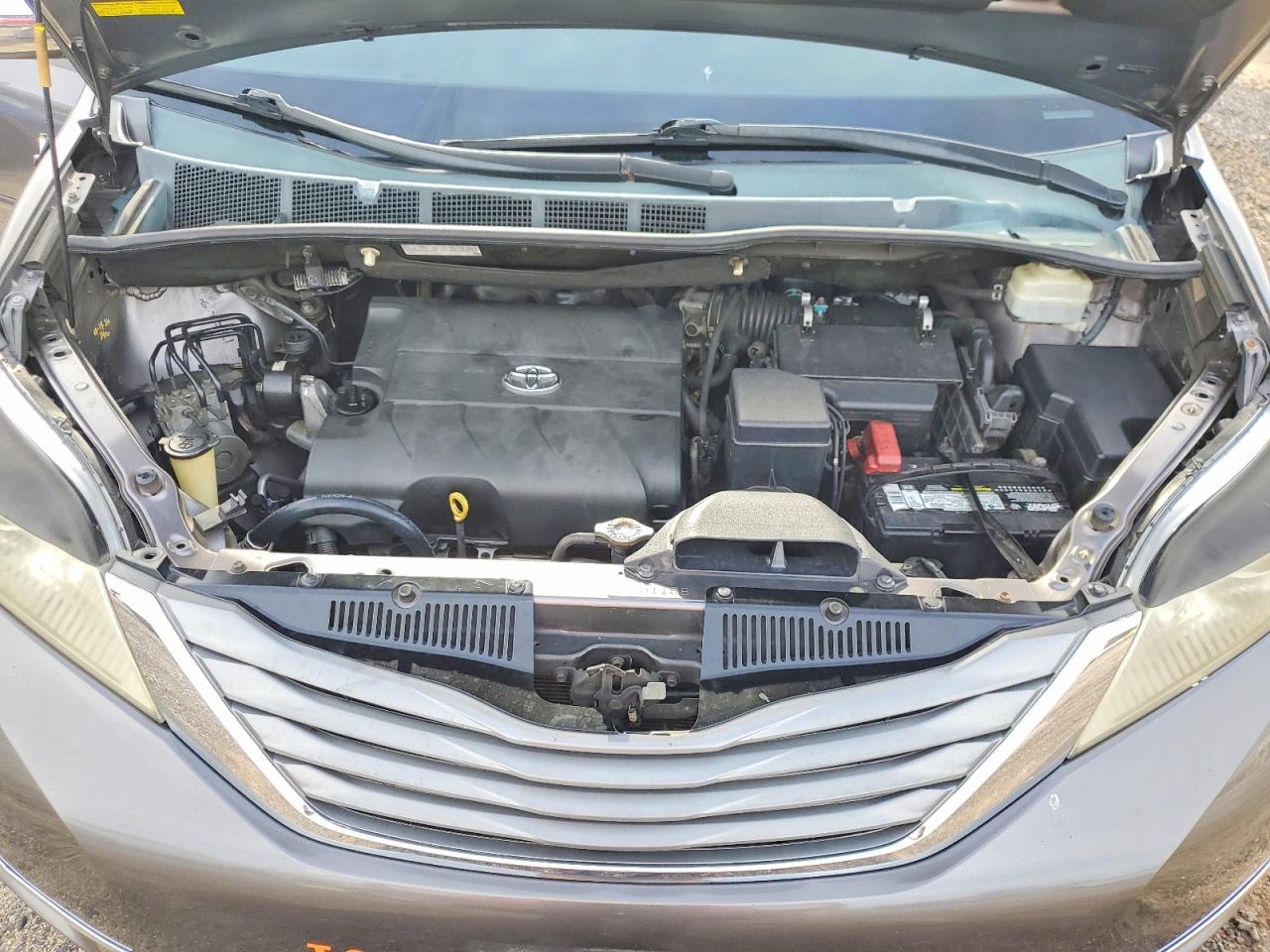 2013 TOYOTA SIENNA photo 12