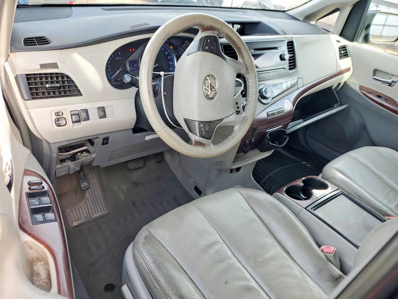 2013 TOYOTA SIENNA photo 8