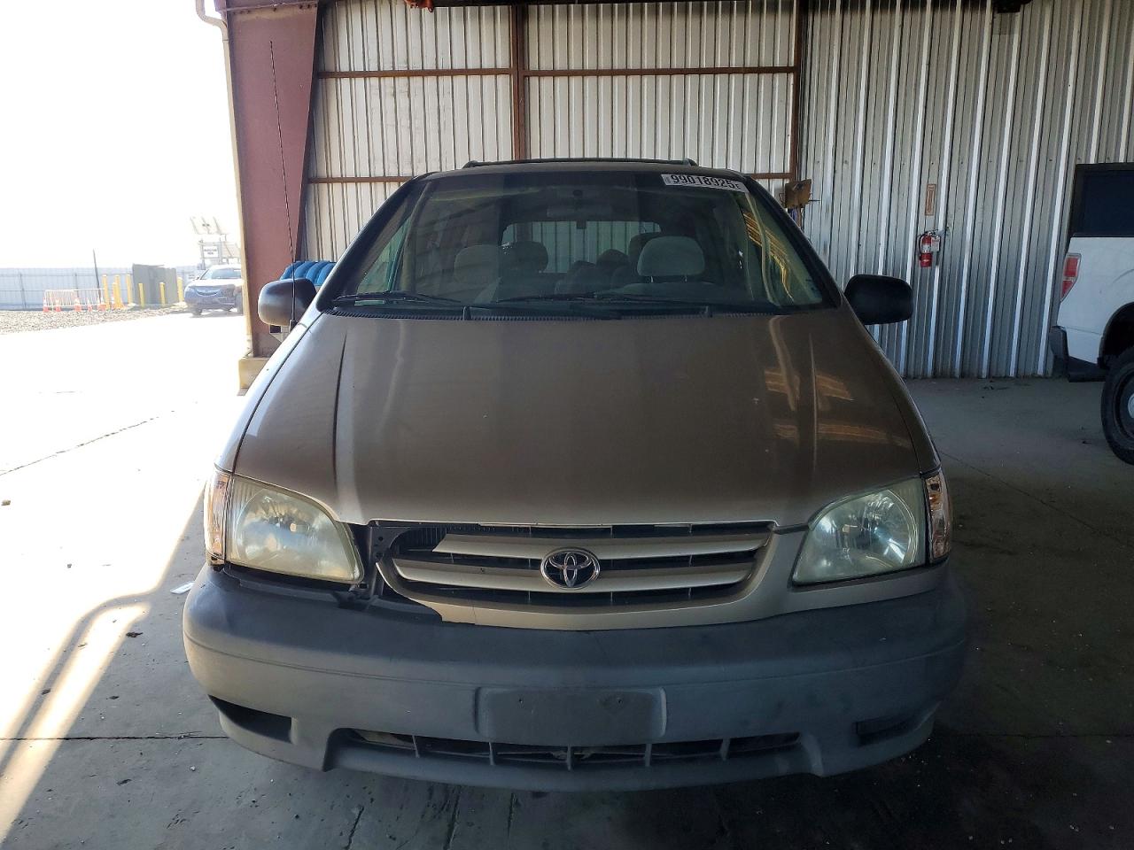 2003 TOYOTA SIENNA LE photo 9