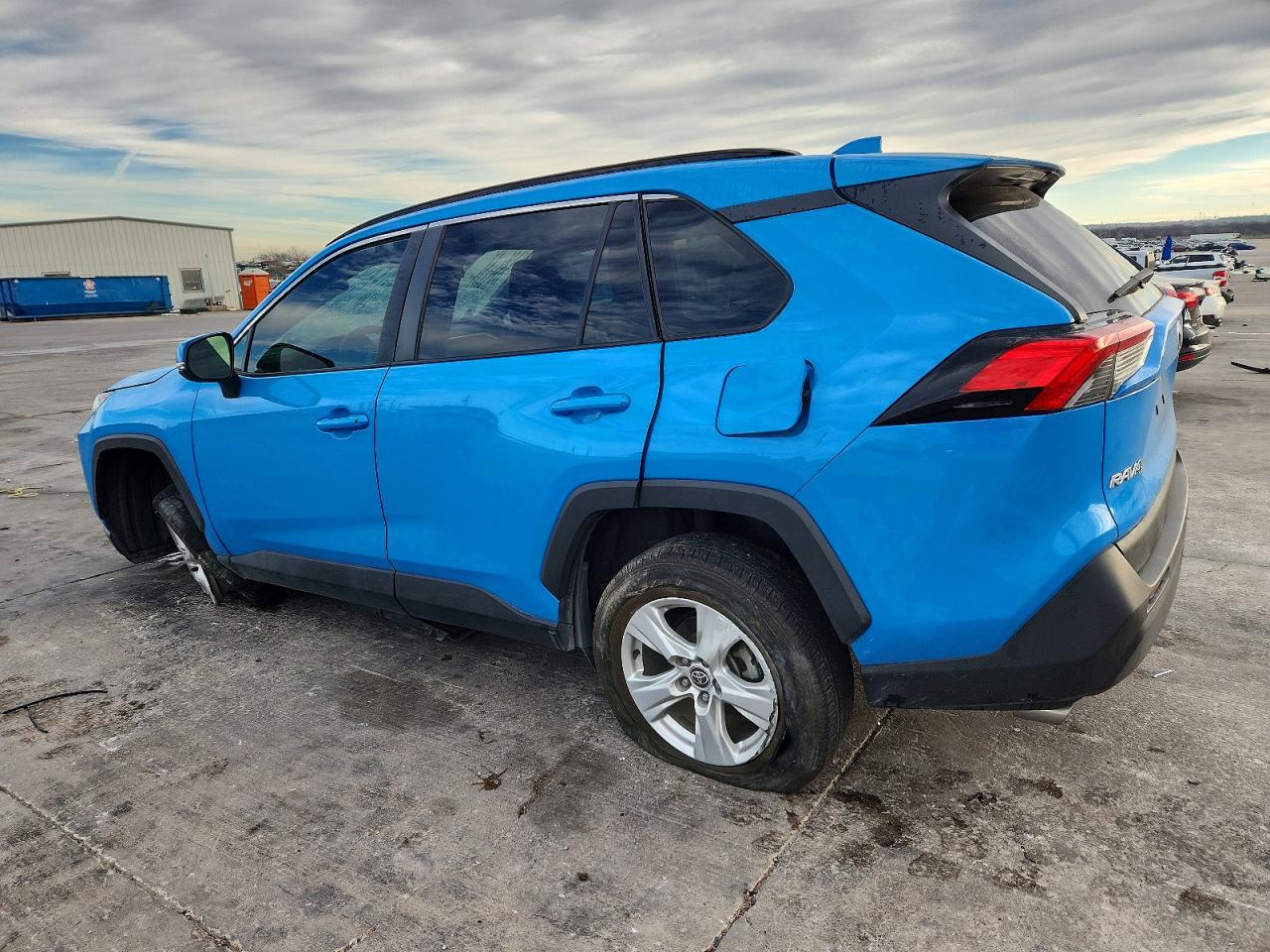 2021 TOYOTA RAV4 XLE photo 3