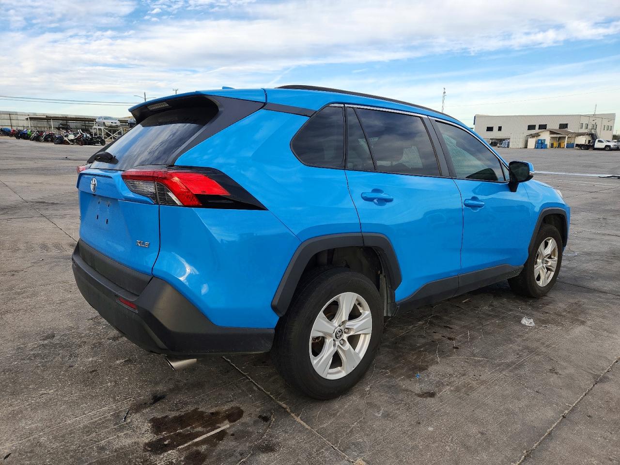 2021 TOYOTA RAV4 XLE photo 5