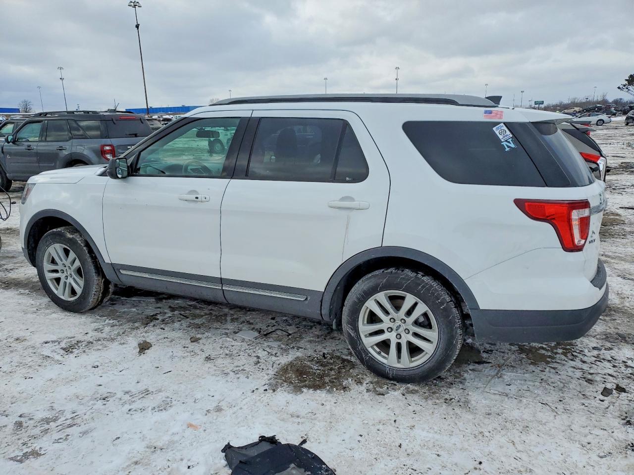 2019 FORD EXPLORER XLT photo 3