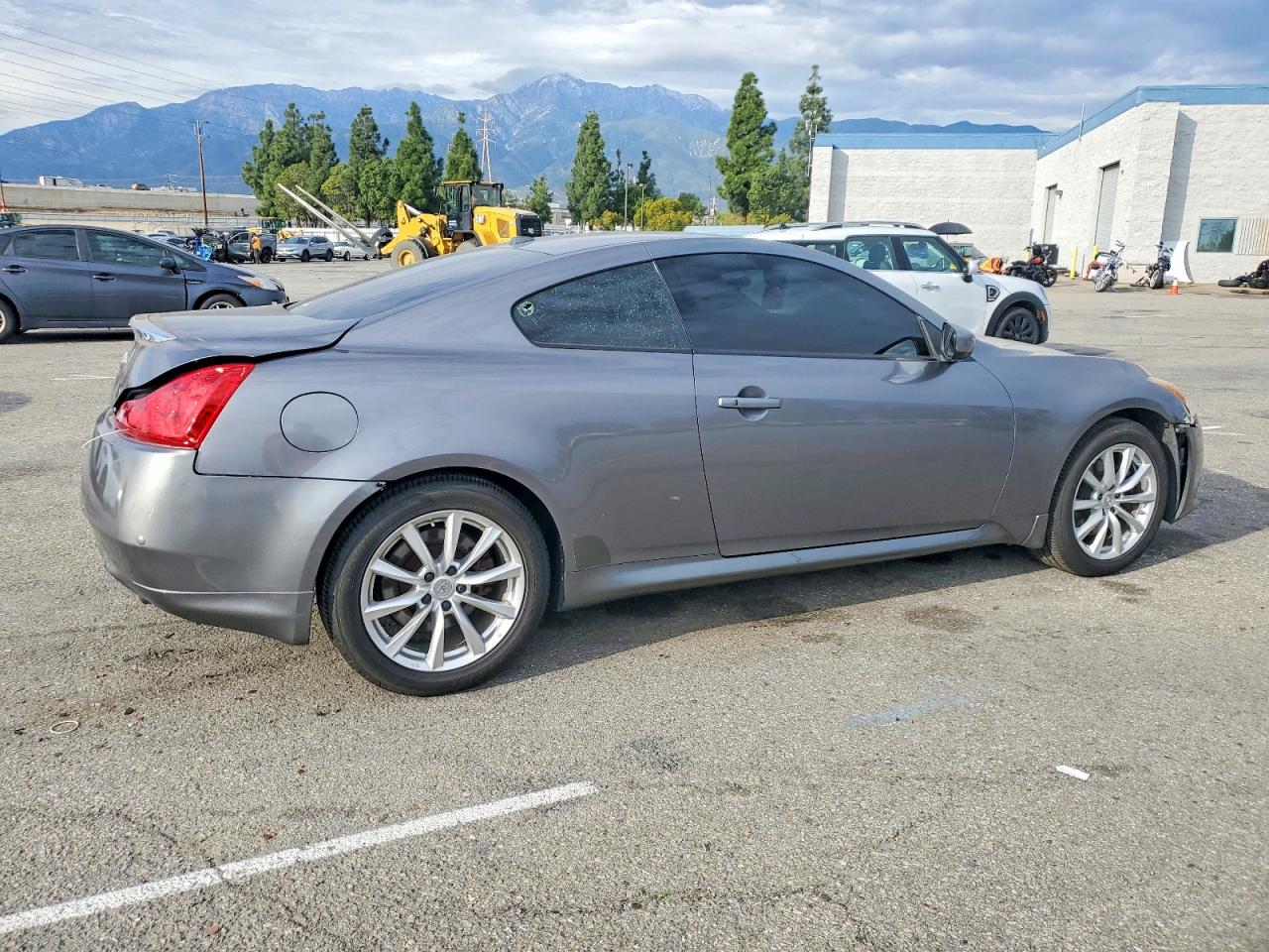 2011 INFINITI G37 photo 3