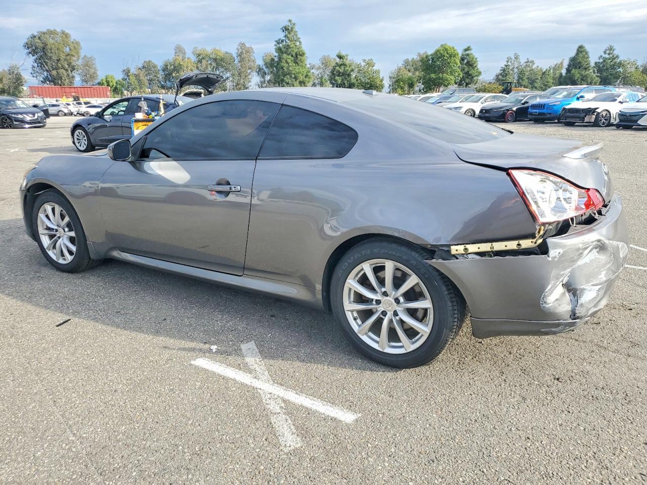 2011 INFINITI G37 photo 2