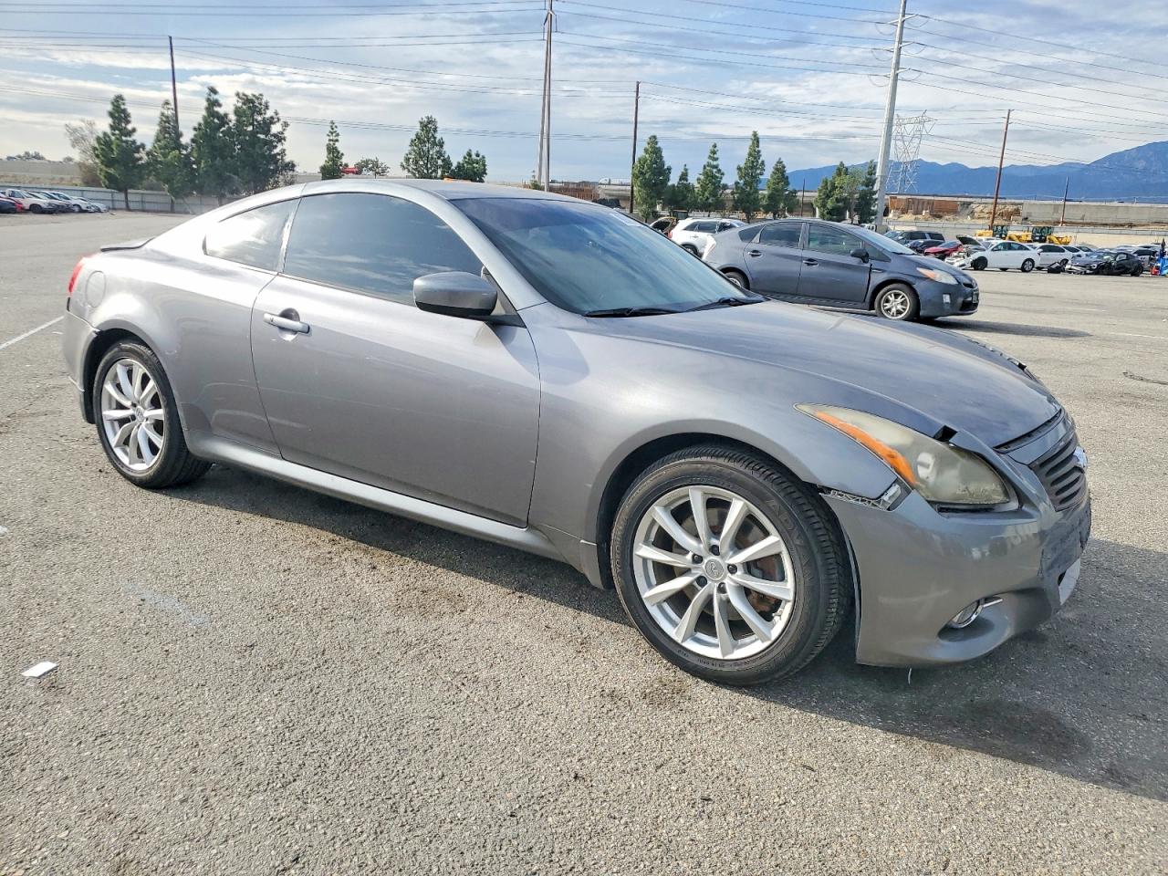 2011 INFINITI G37 photo 4