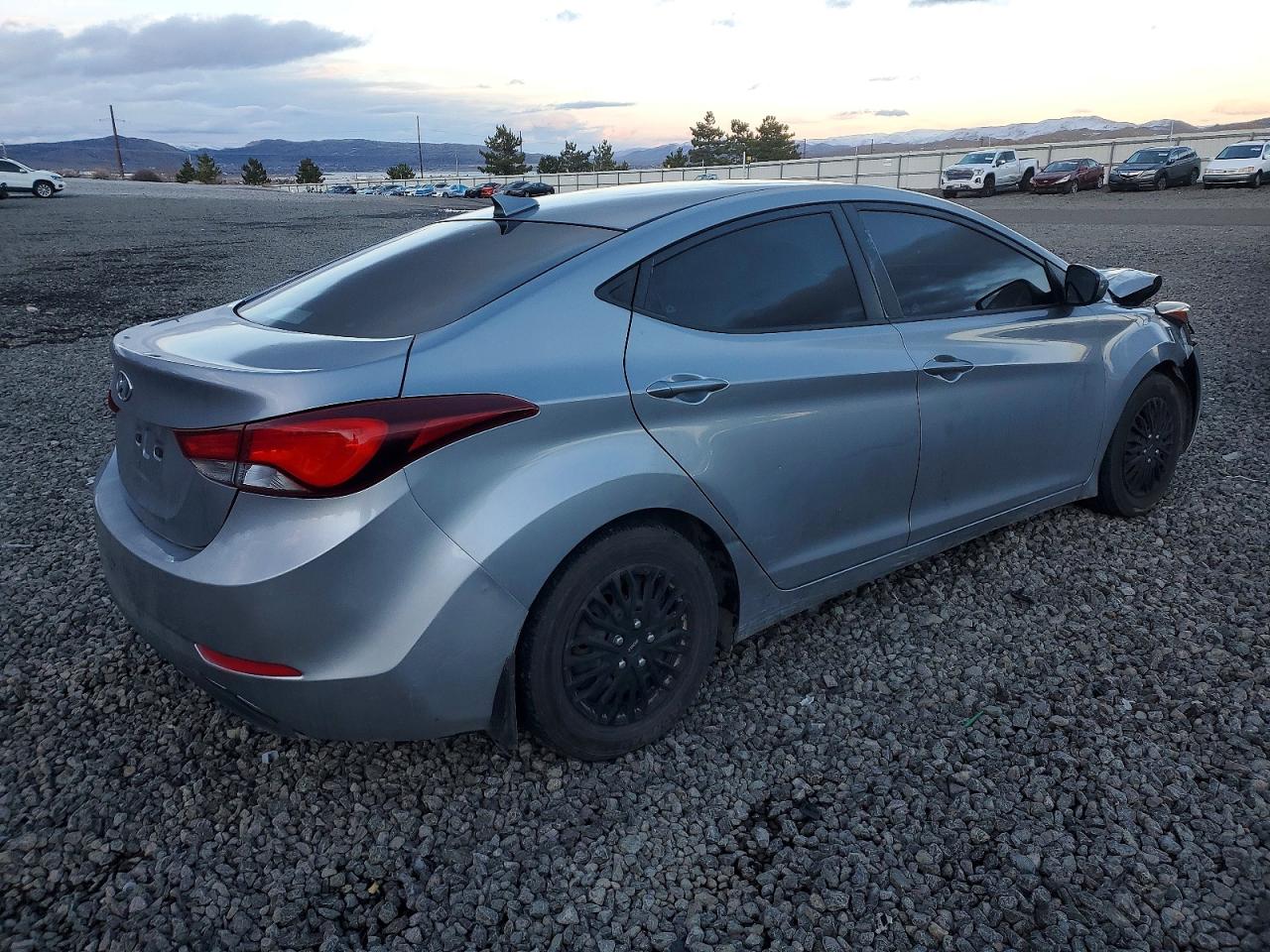 2016 HYUNDAI ELANTRA SE photo 3