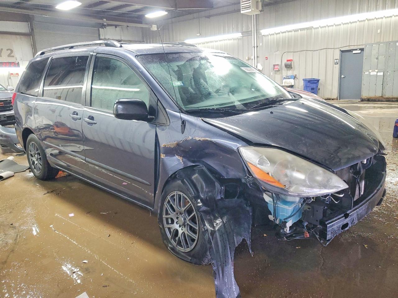 2009 TOYOTA SIENNA CE photo 4