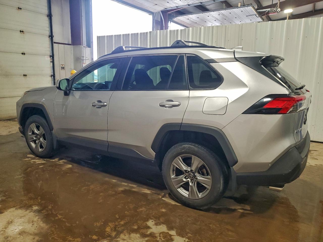 2022 TOYOTA RAV4 XLE photo 2
