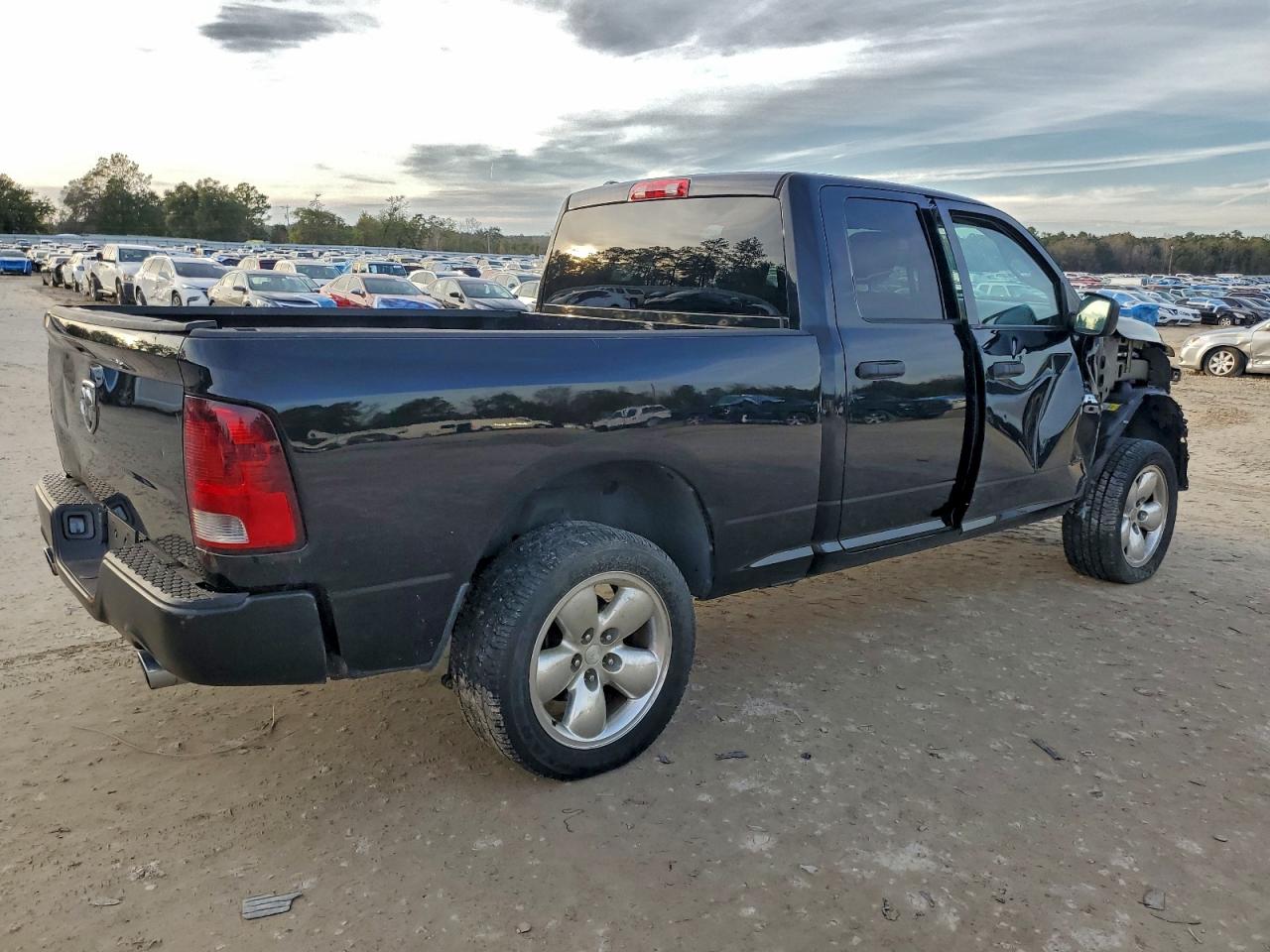 2014 RAM 1500 ST photo 3