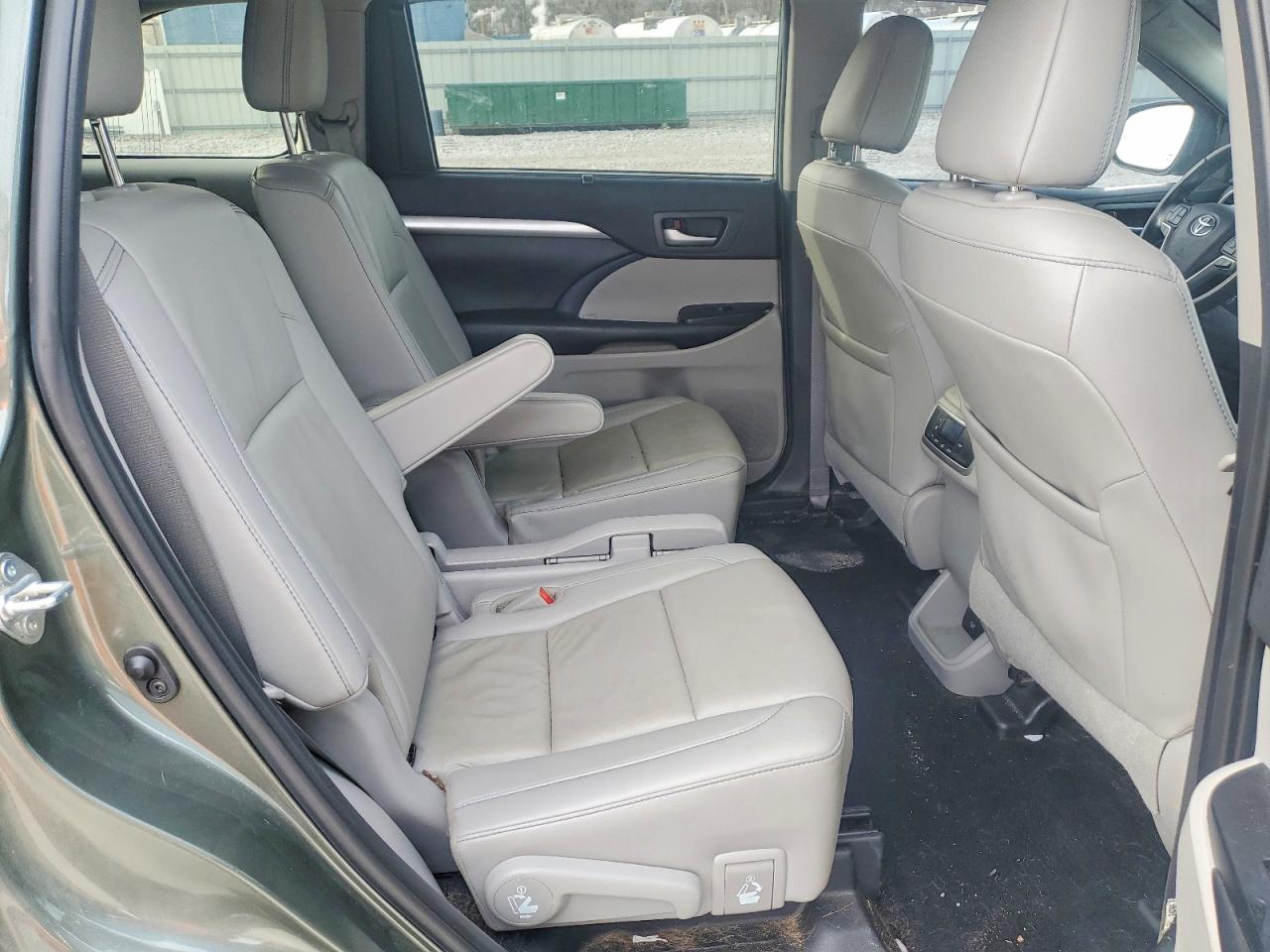 2019 TOYOTA HIGHLANDER SE photo 11