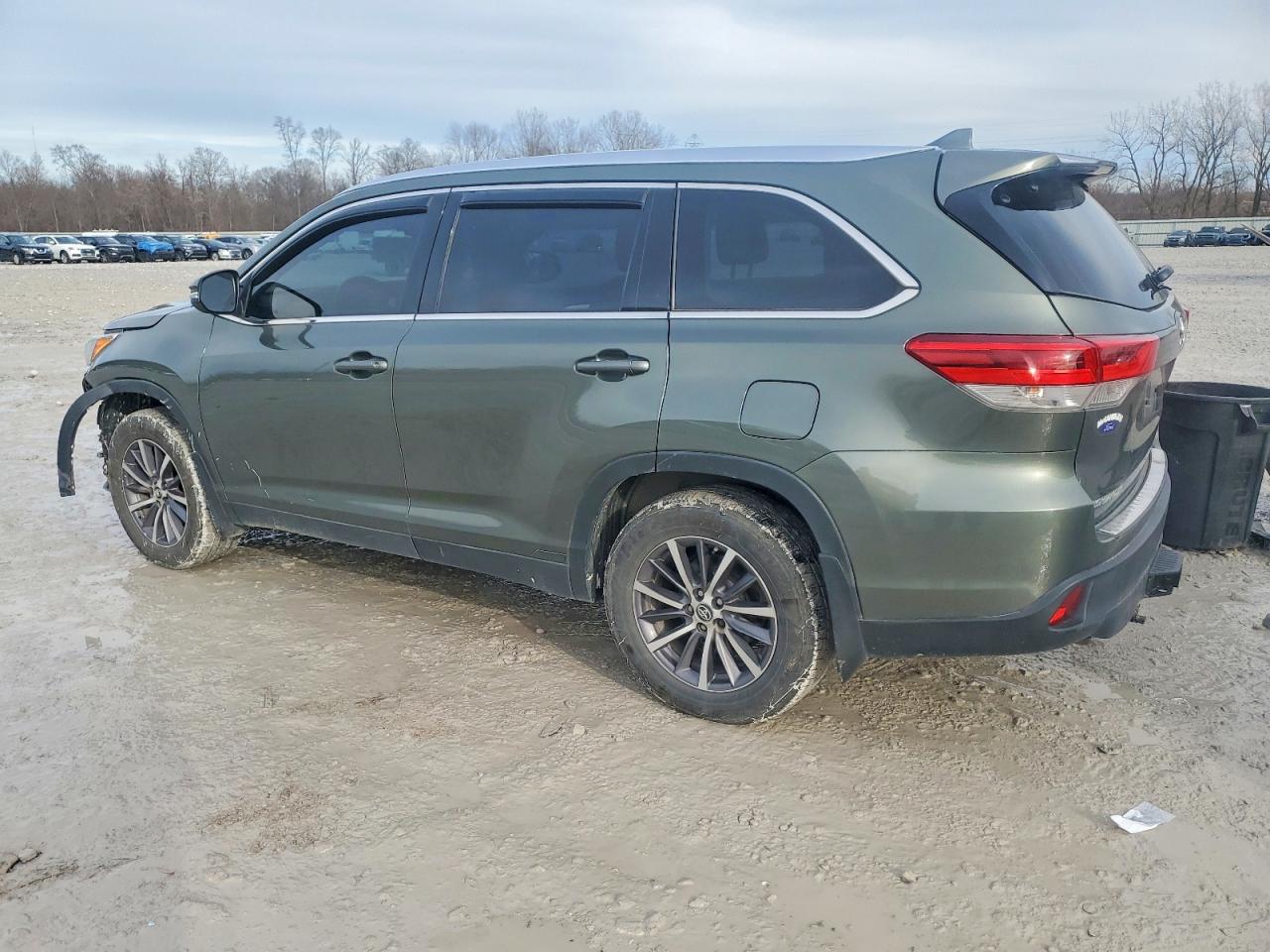 2019 TOYOTA HIGHLANDER SE photo 2