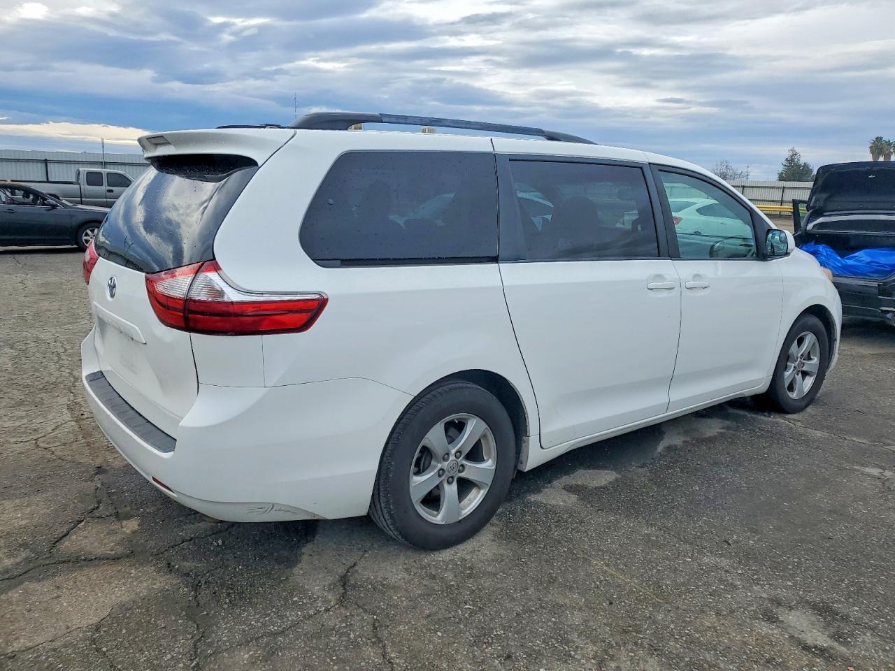 2017 TOYOTA SIENNA LE photo 3