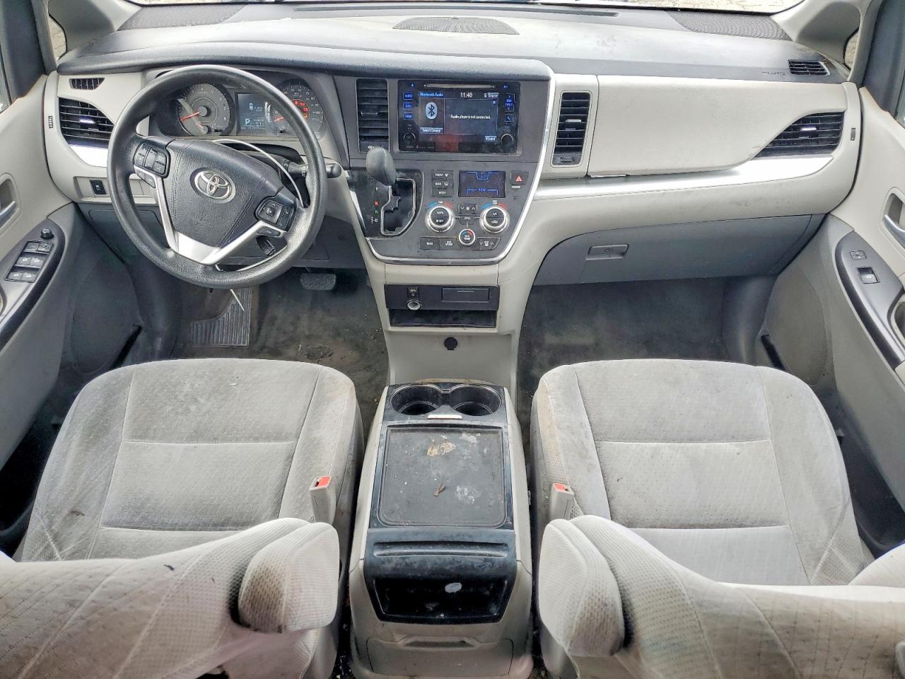 2017 TOYOTA SIENNA LE photo 8