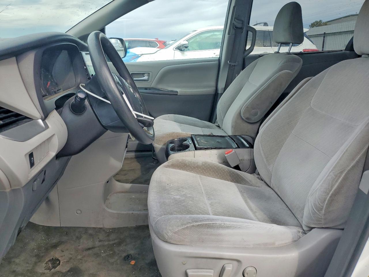 2017 TOYOTA SIENNA LE photo 7