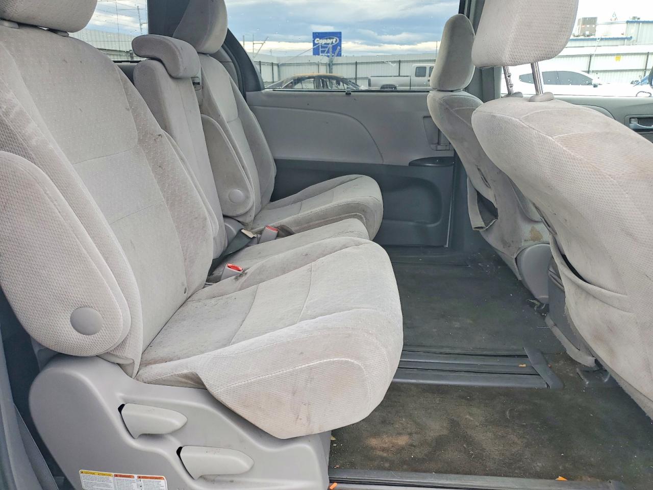 2017 TOYOTA SIENNA LE photo 10
