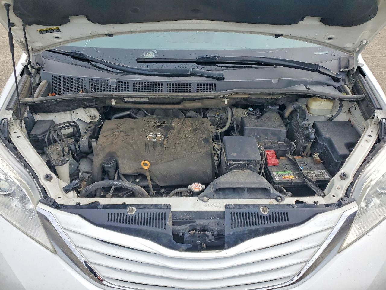 2017 TOYOTA SIENNA LE photo 11