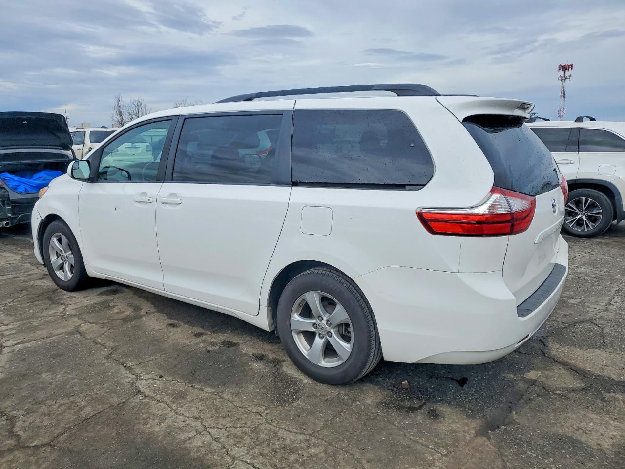 2017 TOYOTA SIENNA LE photo 2